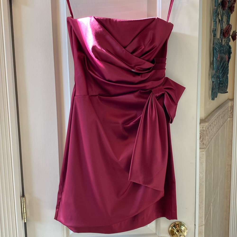 White House Black Market Strapless Burgundy Satin Cocktail Dress Size 4. EUC
